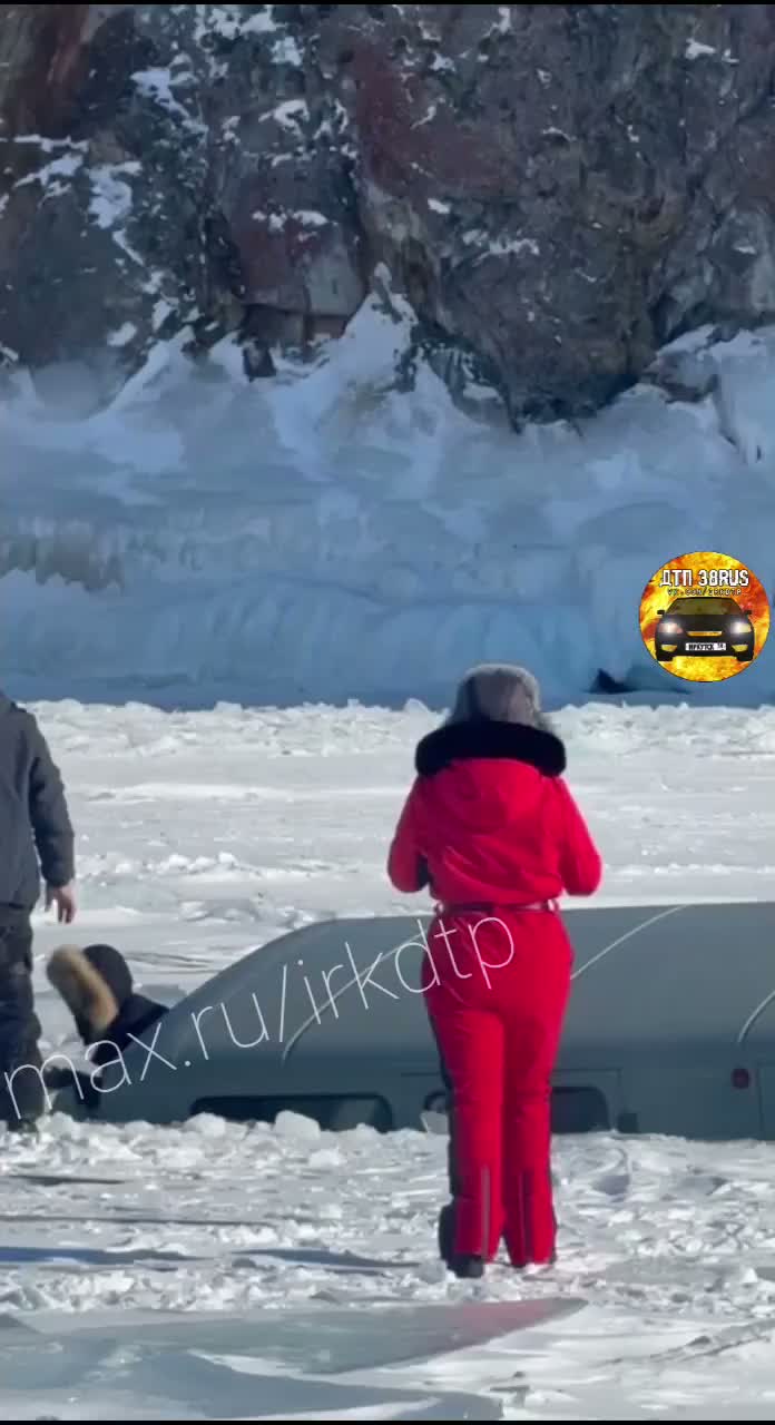 Момент ухода под лёд буханки с китайскими туристами