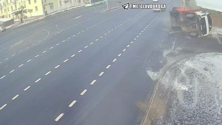 Водитель мусоровоза пытался уйти от столкновения и положил машину на бок