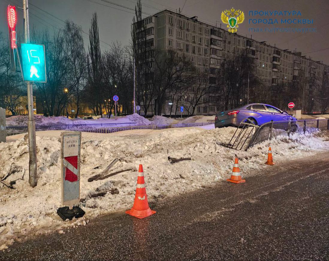 ️На улице 800-летия Москвы водитель автомобиля «Лада», находясь в состоянии алкогольного опьянения, выехал за пределы проезжей части на тротуар, где совершил наезд на пешехода